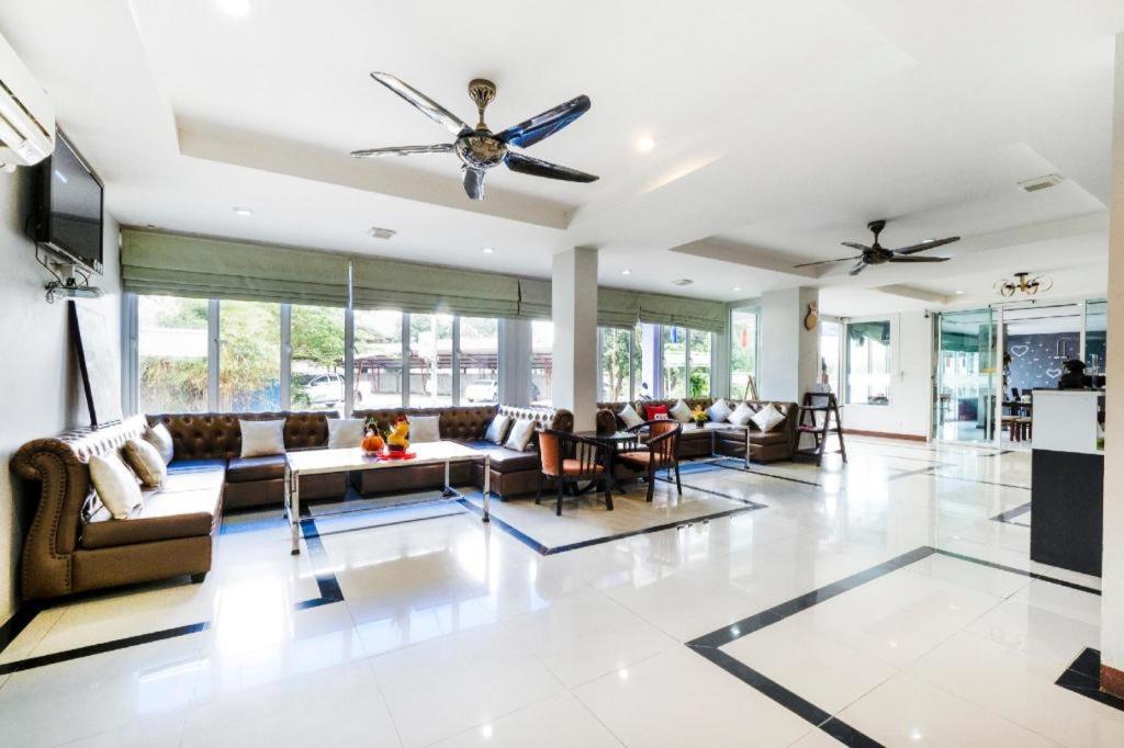 Treeyapat Place Hotel Kanchanaburi Ngoại thất bức ảnh